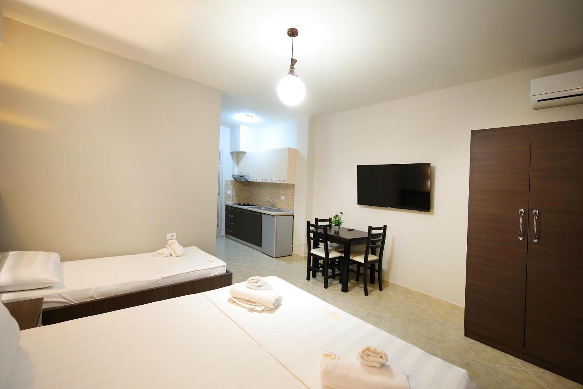 Hotel Erjuma Vlorë Esterno foto